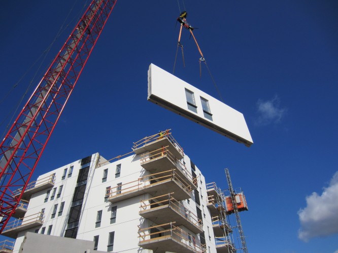 Betongelement lyfts på hus