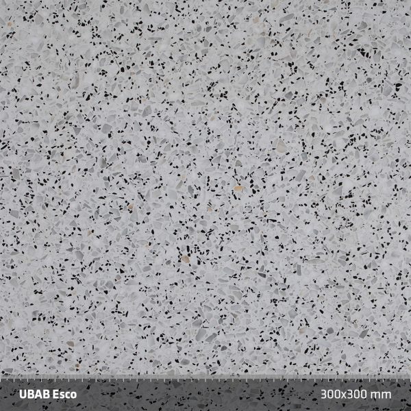 UBAB Esco. Grå cement med varierat grå Cararramarmor mixat med mindre bitar av Nero Ebanomarmor skapar ett djup i materialet som är intressant
