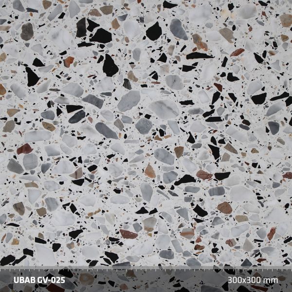 UBAB GV-025. Stor mix av sten i olika storlekar av Grigio Venatomarmor i färger som skiftar mellan vit, grå, brun orange och svart. Mycket vacker