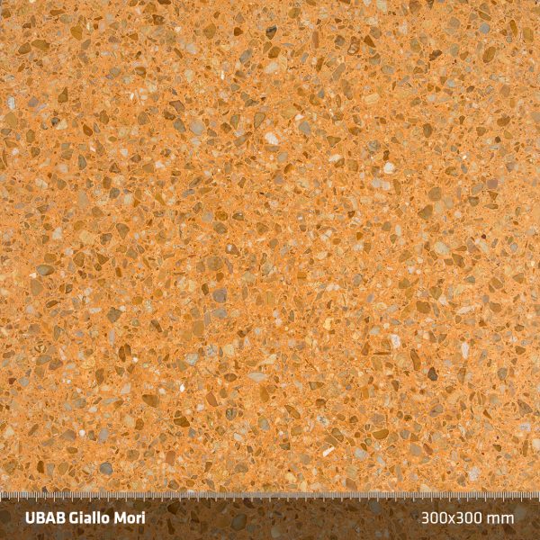 UBAB Giallo Mori. Material med infärgad cement i orange och flerfärgad Cararramarmor som går från varma brunorange toner via grått till nästa vit. Spännande design