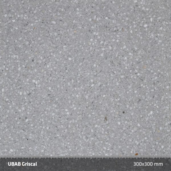 UBAB Griscal. Ljusgrå Cararramarmor med små inslag av mörkare stenar ihop med grå cement ger en lugn och harmonisk yta