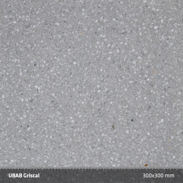 UBAB Griscal. Ljusgrå Cararramarmor med små inslag av mörkare stenar ihop med grå cement ger en lugn och harmonisk yta