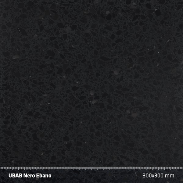 UBAB Nero Ebano. Mörka toner av Nero Ebanomarmor i mörkgrå cement ger ett mörkt och stabilt uttryck. Vår standard för kontrastmarkering i trappor med ljus kulör.