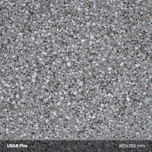 UBAB Pira. Lite större stenar av ljus Cararramarmor blandas med mindre Nero Ebanomarmor. Mellangrå cement binder ihop designen till ett smakfullt uttryck