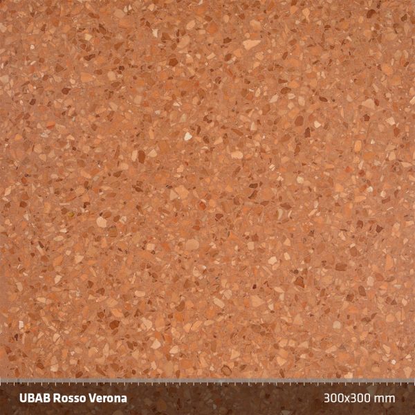UBAB Rosso Verona. Röda nyanser av Rosso Veronamarmor och rödorange cement ger en harmonisk rödskimrande yta