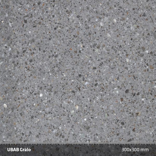 UBAB Gralo. Flerfärgad montcervettomarmor med både vita, grå och svarta toner ihop med en grå cement